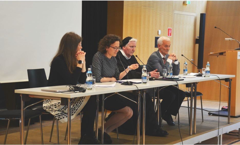Am Podium v.l.: P. Steinmair-Pösel, M. Quast-Neulinger, Sr. Philippa, B. Kranebitter