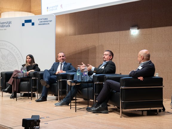 Foto von Vortragenden auf der Bühne