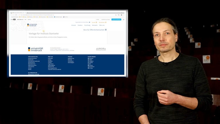 Ausschnitt aus einem Video-Tutorial, Präsentator im Hörsaal mit Screen als Hintergrund
