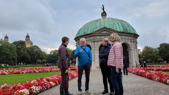 Zu sehen sind die Mitglieder des Instituts für Praktische Theologie im Hofgarten in München.