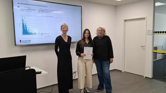 Martina Nikolussi-Leck mit Zertifikat zwischen Studienbeauftragter und VR