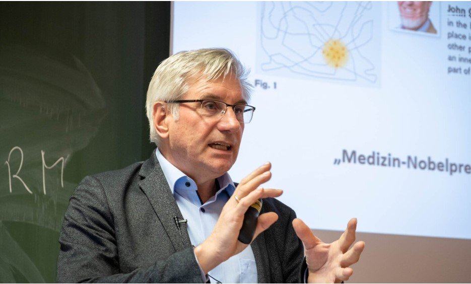 Prof. Marksteiner bei seinem Vortrag