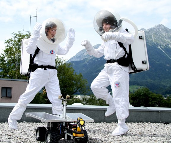 Das Unicamp 2010 war eine Wissenschaftswoche für Jugendliche zu Astronomie, Biologie, Informatik und Architektur. Die Weltraumanzüge stammen vom Österreichischen Weltraum Forum ÖWF.
