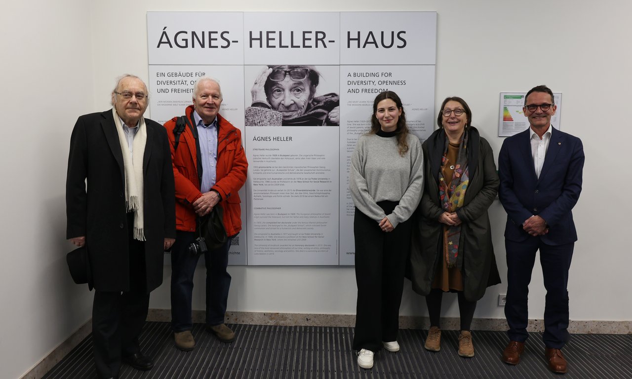 Fünf Presonen stehen um die Schautafel zu Agnes Heller.