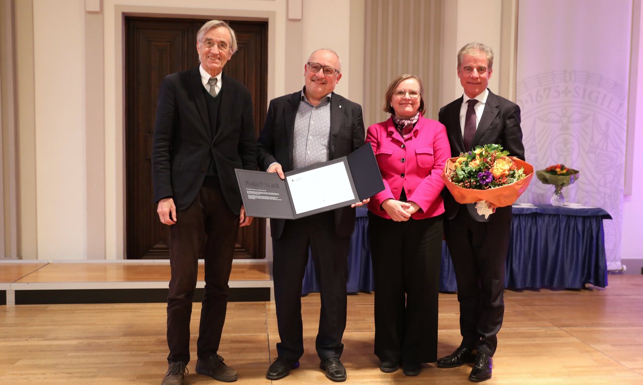Gruppenfoto mit Preisträger