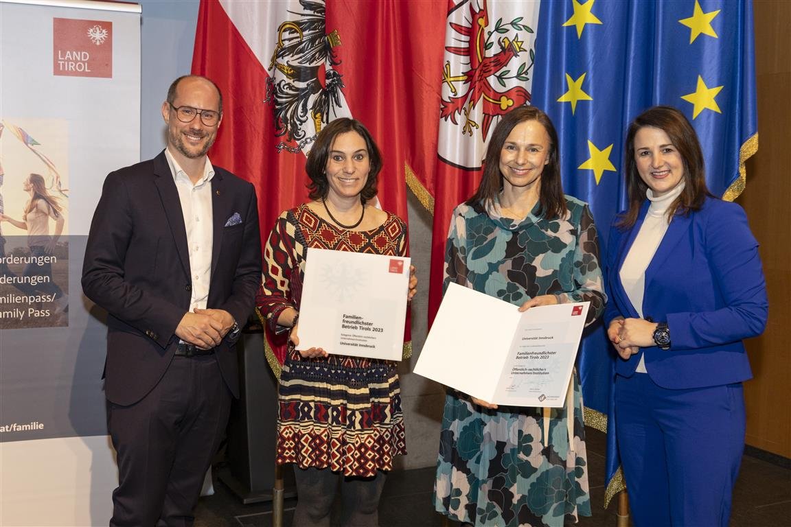 Foto von der Preisverleihung. Von links: Wirtschaftslandesrat Mario Gerber, Miriam Ruiz Peyré vom Familienservice der Uni Innsbruck, Leiterin der Personalentwicklung der Uni Innsbruck Isabella Göschl, Familienlandesrätin Astrid Mair