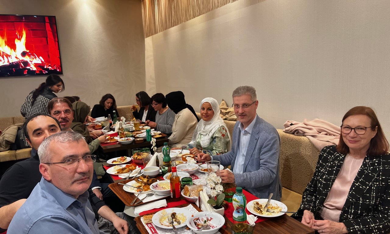 gemeinsames Iftar-Essen am Institut