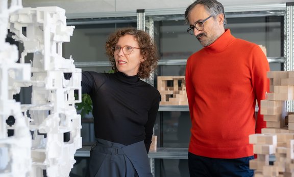 Kristina Schinegger und Stefan Rutzinger verdeutlichen die Möglichkeiten der neuen Anwendung.