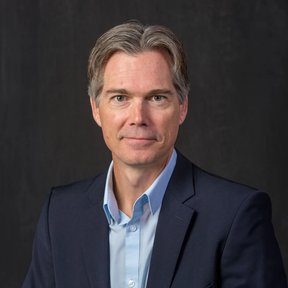 Ein Portraitbild von Doug Roscoe