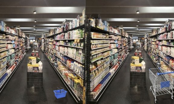 Zwei Fotos eines Supermarktgangs mit Wareninsel zwischen den Regalen, links mit einem blauen Warenkorb, rechts mit einem Einkaufswagen.