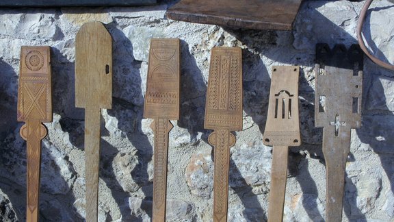 Spinnrocken auf einem Basar in Krujë 2016