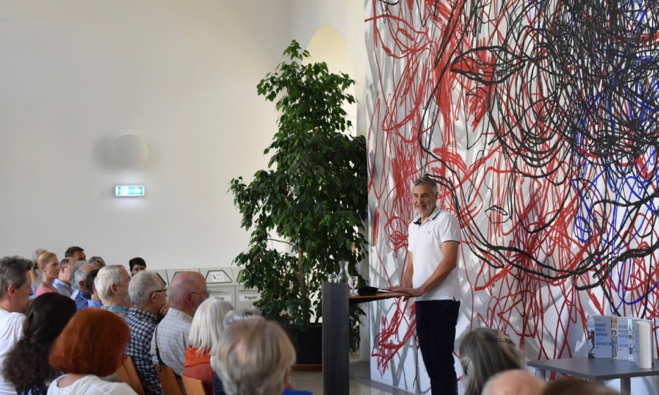 Bernhard Braun vor dem Werk von Otto Zitko