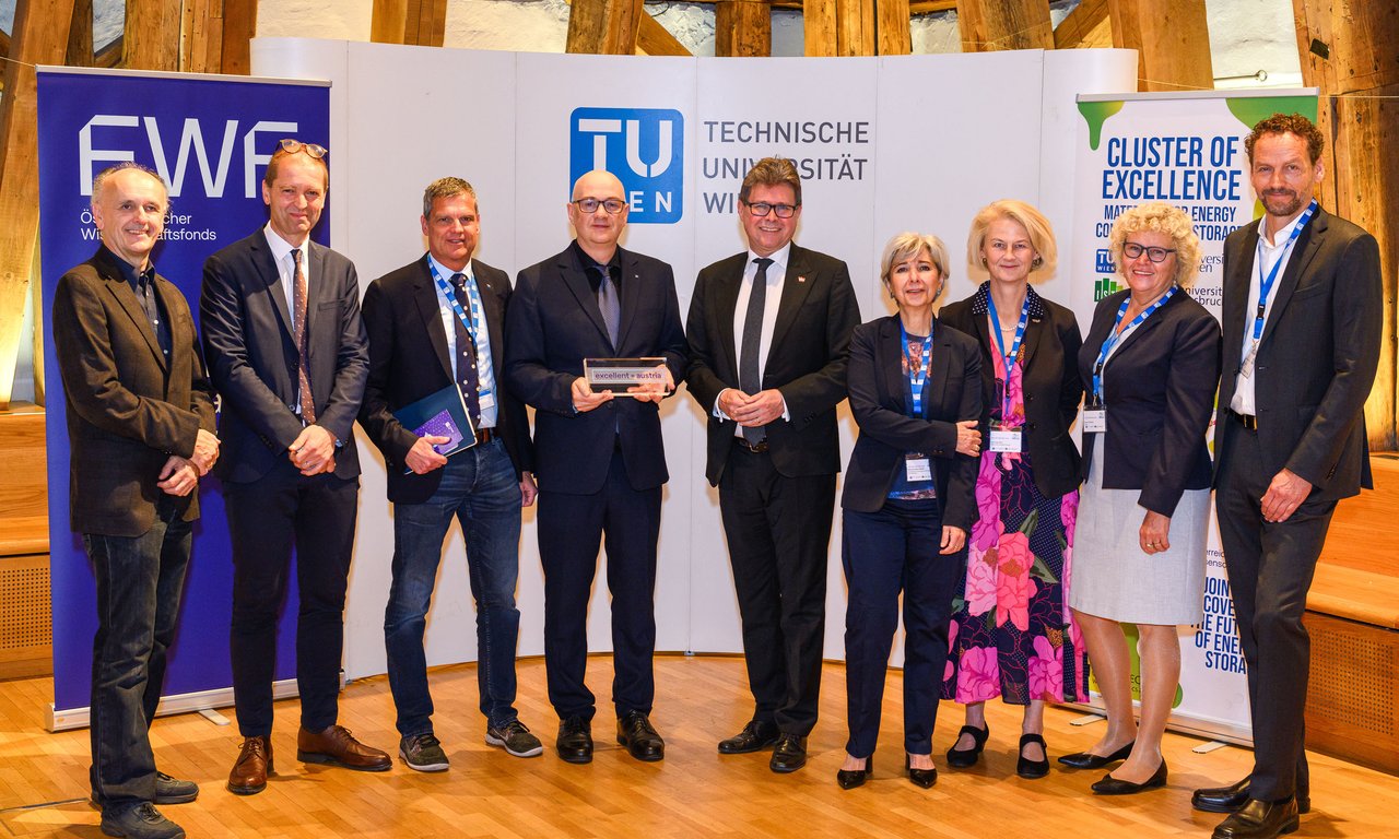 Gruppenfoto mit Vertreterinnen und Vertretern der am Cluster beteiligten  Forschungseinrichtungen.