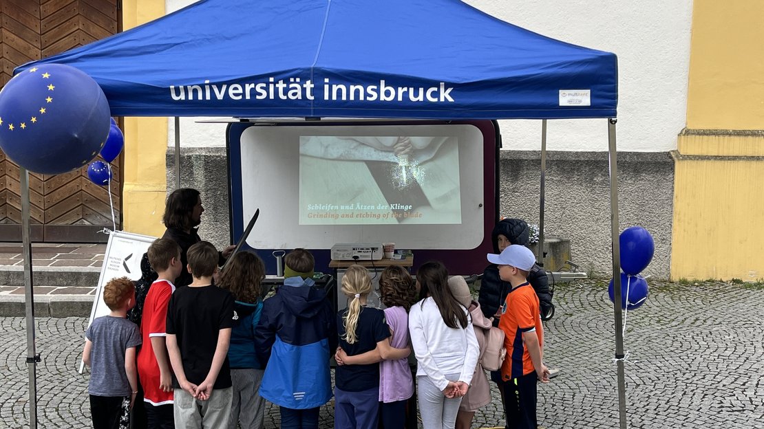 Messestände mit Personen