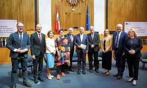 Gruppenfoto im Österreichischen Parlament