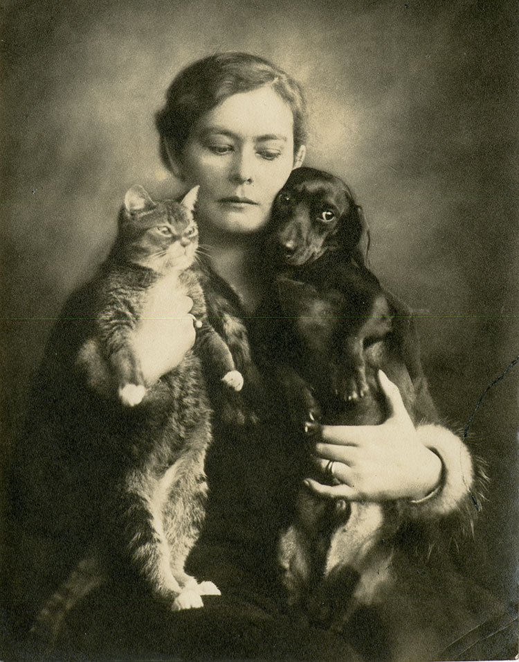 Mechtilde Lichnowsky: Foto mit Hund und Katze, um 1917, Sammlung Friedrich Pfäfflin, noch ohne Signatur. © Brenner-Archiv