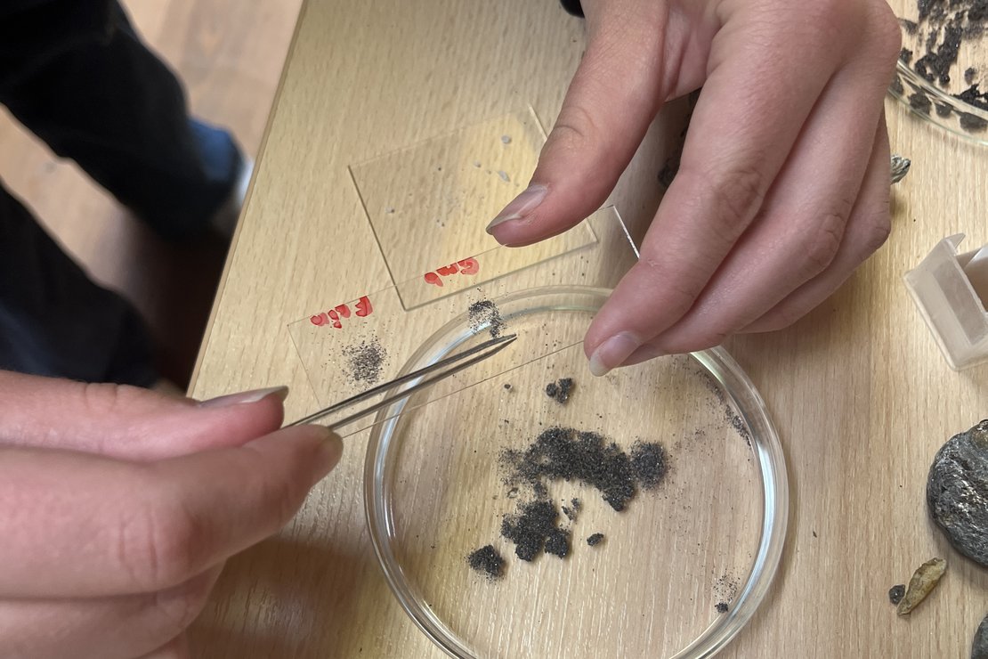 Kinder untersuchen Gesteine in Obergurgl