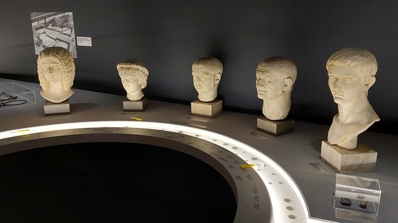 Portraits römischer Kaiser und Kaiserinnen aus dem Archäologischen Universitätsmuseum in der Ausstellung im Zeughaus