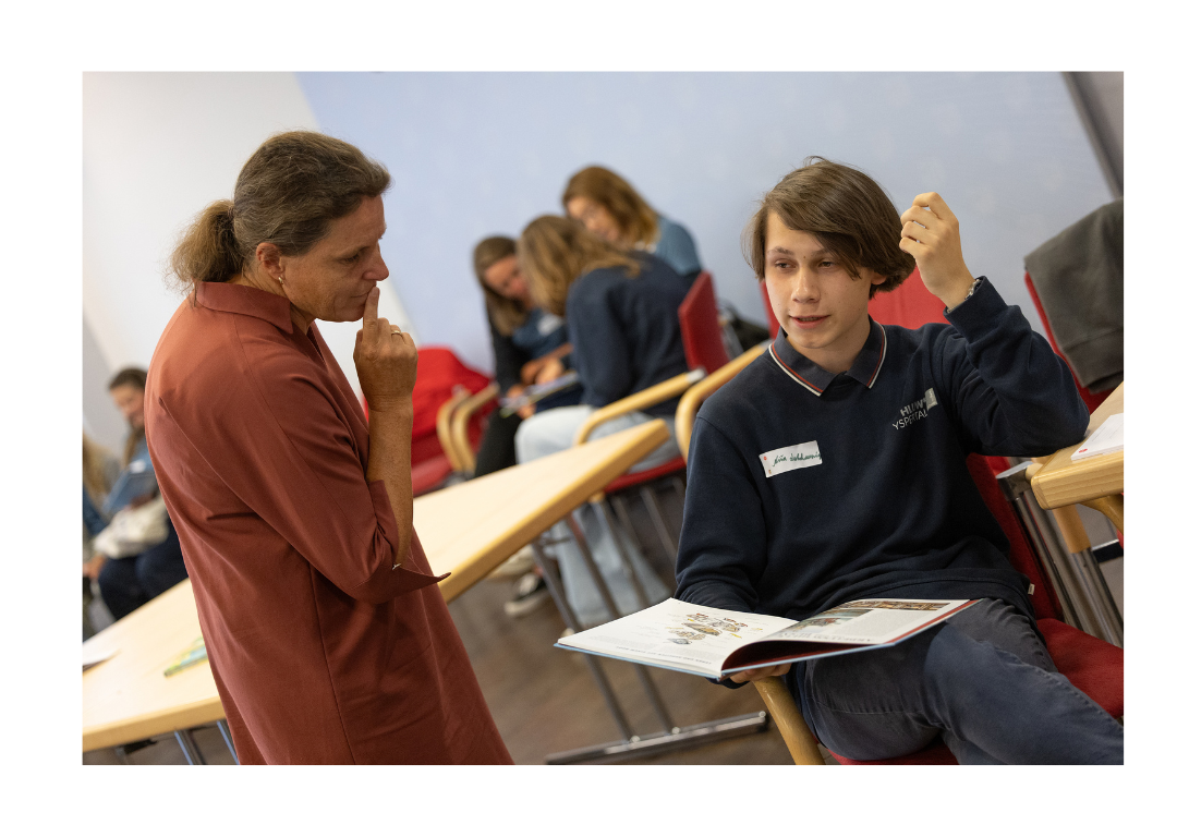 Barbara Hoiss im Gespräch mit einem Schüler