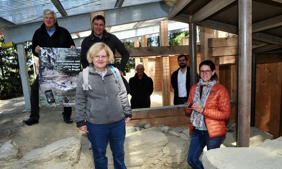 Gruppenfoto bei der Präsentation des neuen Audioguides auf der Hohen Birga.