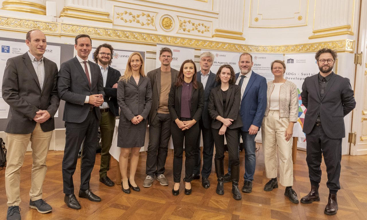 Daniel Wehinger und Wilhelm Guggenberger von SDG 16 mit UniNEtZ-Vertreter:innen und Mitgliedern von National- und Bundesrat