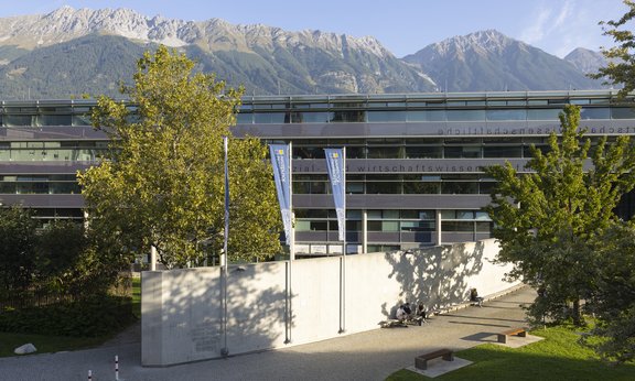 Frontansicht der des Sowi Gebäudes, im Hintergrund Berge