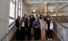 Personen stehen zusammen für ein Gruppenbild