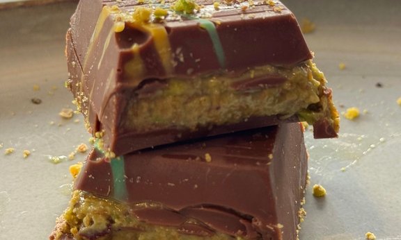 Zwei Stücke Dubai-Schokolade übereinander auf einem Teller, aufgenommen in einem Wiener Café