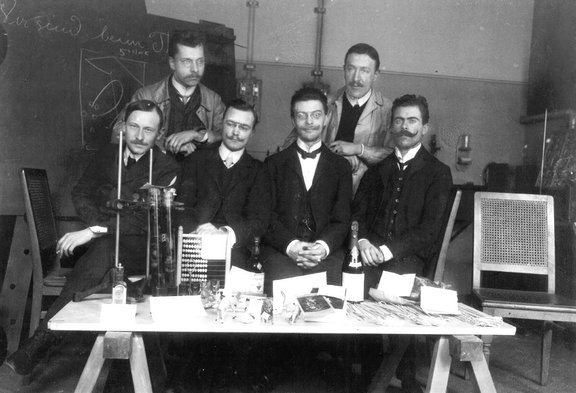 Victor F. Hess mit jungen Physikerkollegen