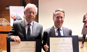 Peter Zoller und Ignacio Cirac halten die Preisurkunden in der Hand und blicken in die Kamera