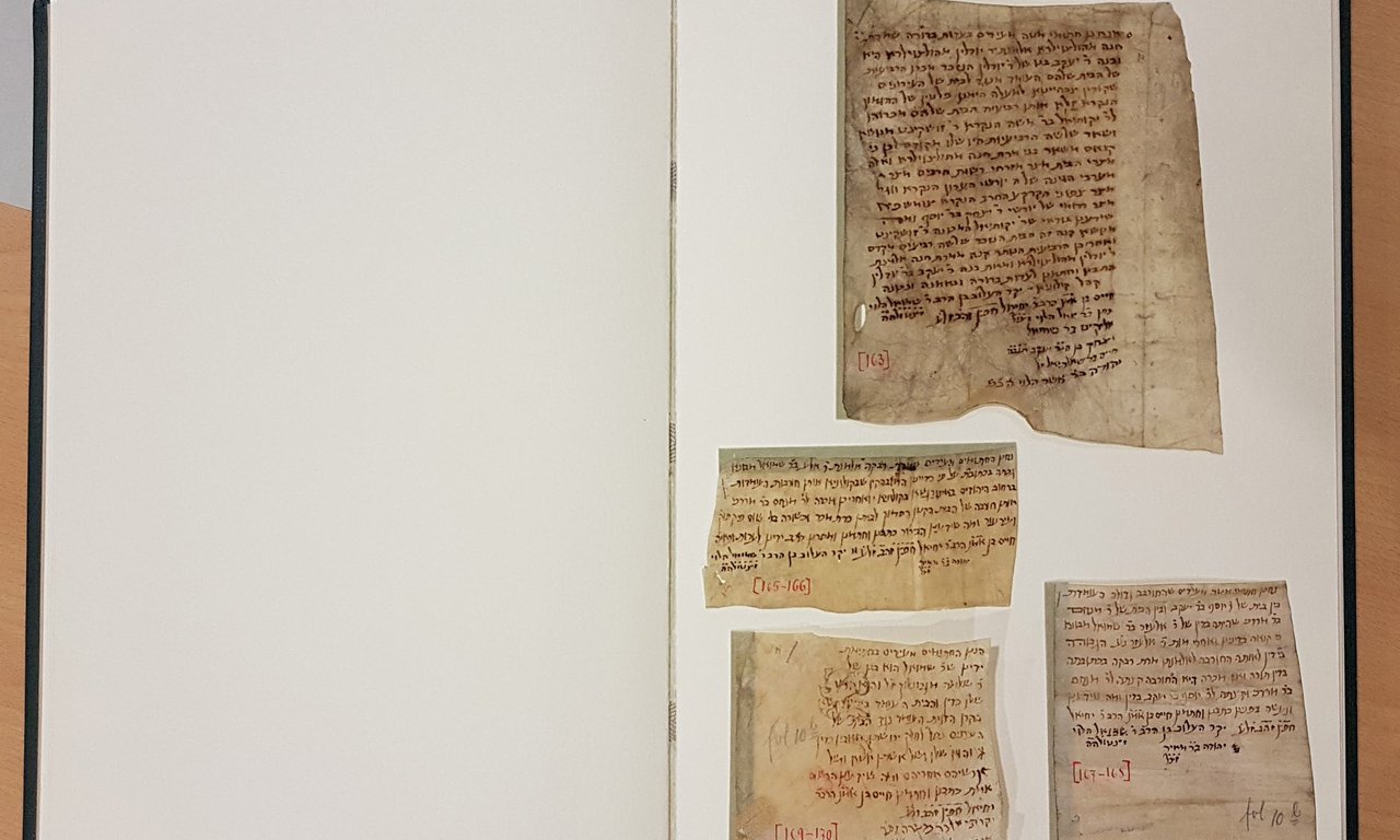 Zu sehen ist ein aufgeschlagenes Buch mit hebräischen Handschriften.