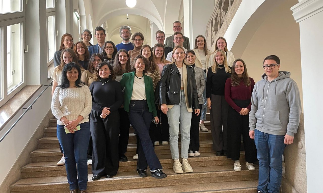 Gruppenfoto im Stiegenhaus des Universitätshauptgebäudes.