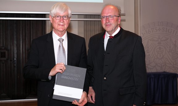 Altrektor Gantner mit IKB-Vorstand Müller.