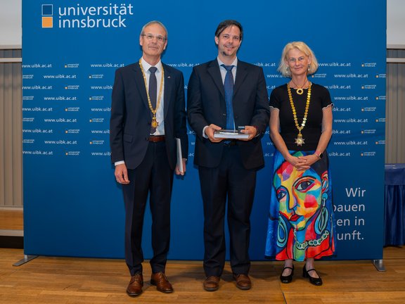 im Bild: Dekan Walter Obwexer, Lando Kirchmair, Rektorin Veronika Sexl