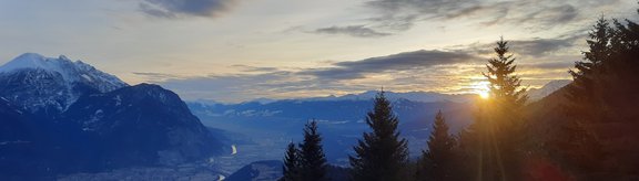 Ansicht Innsbruck von Westen, Berg links, Sonne rechts