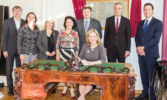 Die kanadische Botschafterin Heidi Hulan trägt sich anlässlich der Verlängerung des Partnerschaftsvertrags mit der University of Alberta in das Goldene Buch der Universität ein. 