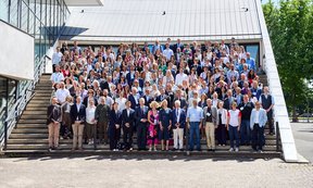 Blick Agnes-Heller-Haus und Hauptgebäude