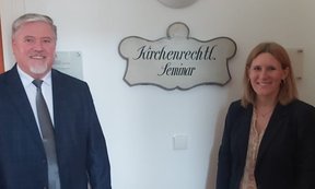 Zu sehen sind Dr. Viorel Sava und Sabine Konrad im Fachbereich Kirchenrecht.