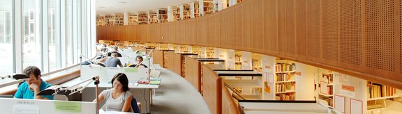 Studierende lernen an Tischen in der Fakultätsbibliothek Theologie