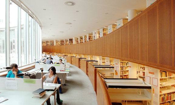 Studierende lernen an Tischen in der Sowi-Bibliothek