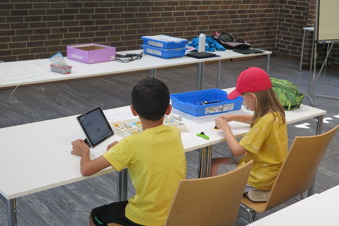 Kinder beim Lego Workshop