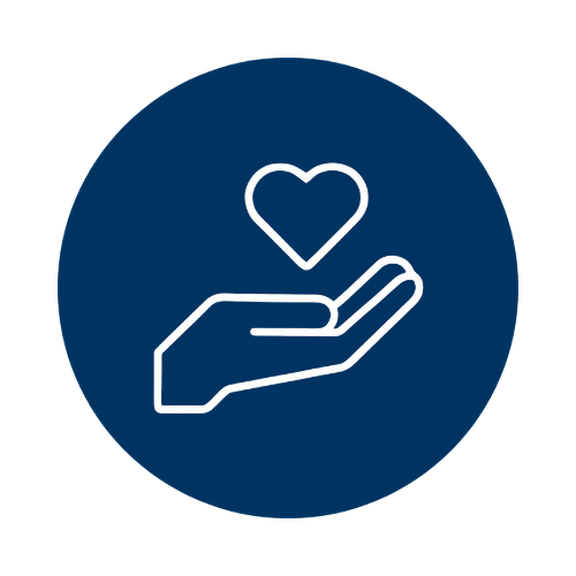 Hand, die ein Herz hält