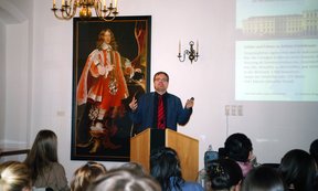 Der Historiker Dr. Andreas Brugger im historischen Ambiente des Claudiasaals.