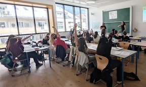 Schüler:innen sitzen in Klassenzimmer