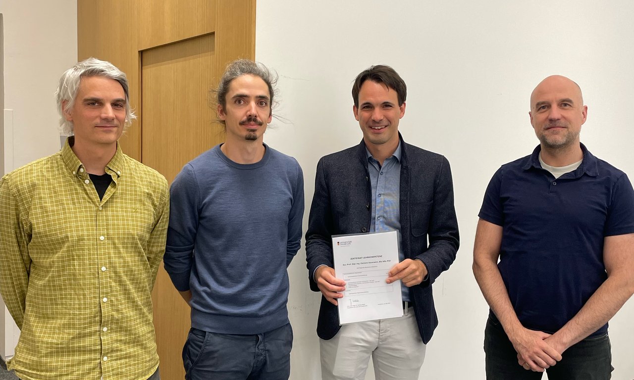 Foto mit Clemens Sauerwein und Studiendekan Tim Netzer