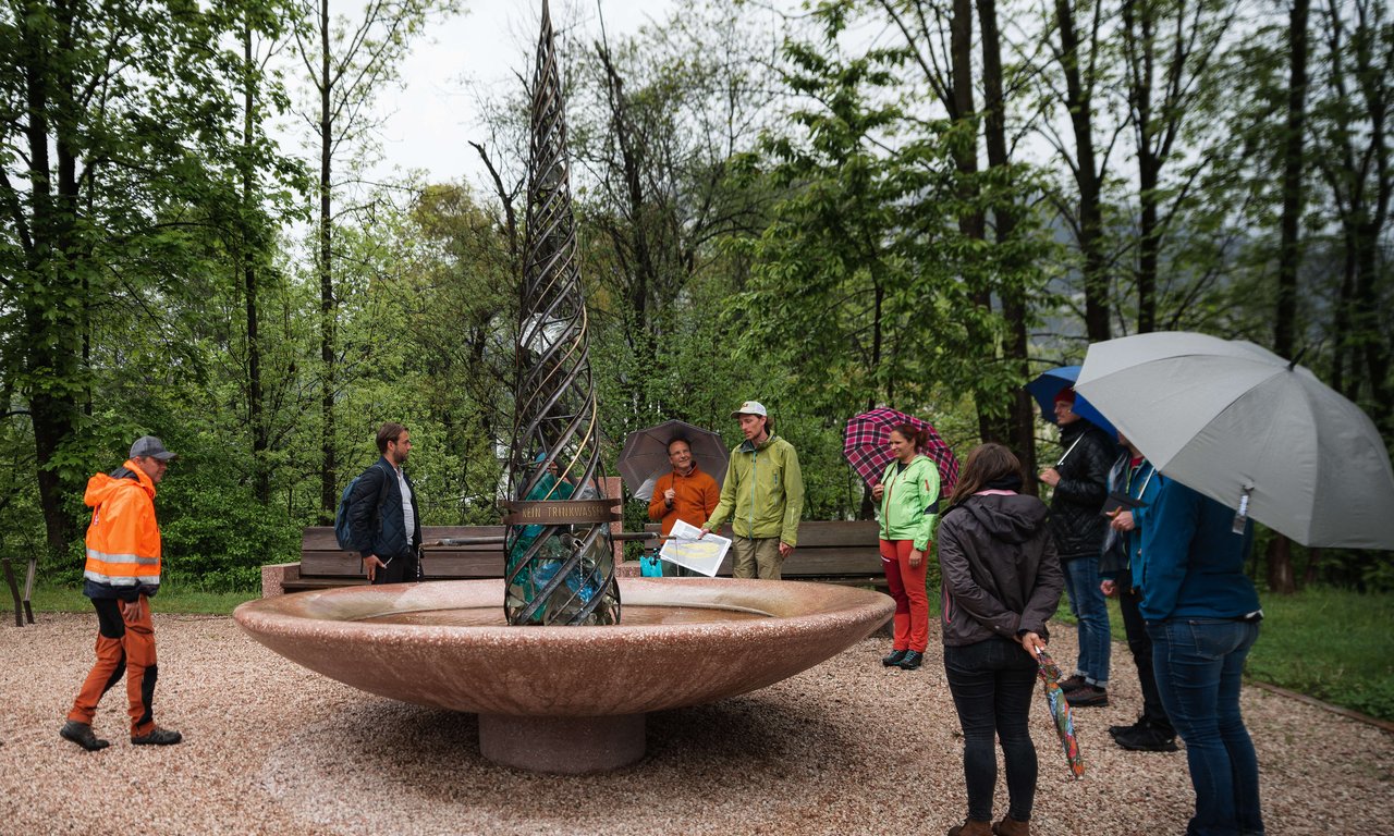 Gruppe steht im Regen
