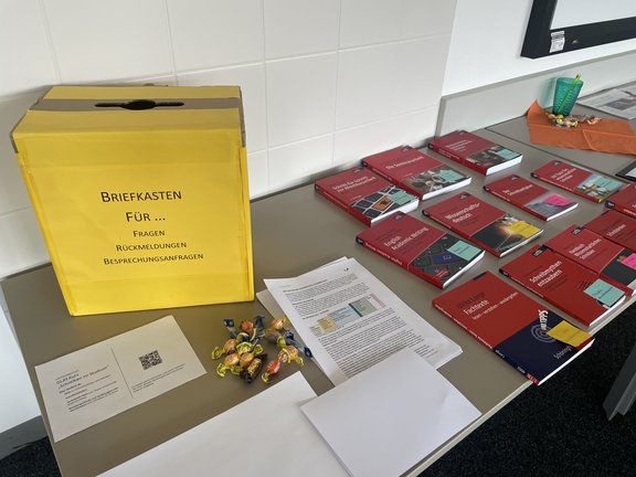 Tisch mit Büchern rund um das wissenschaftliche Schreiben