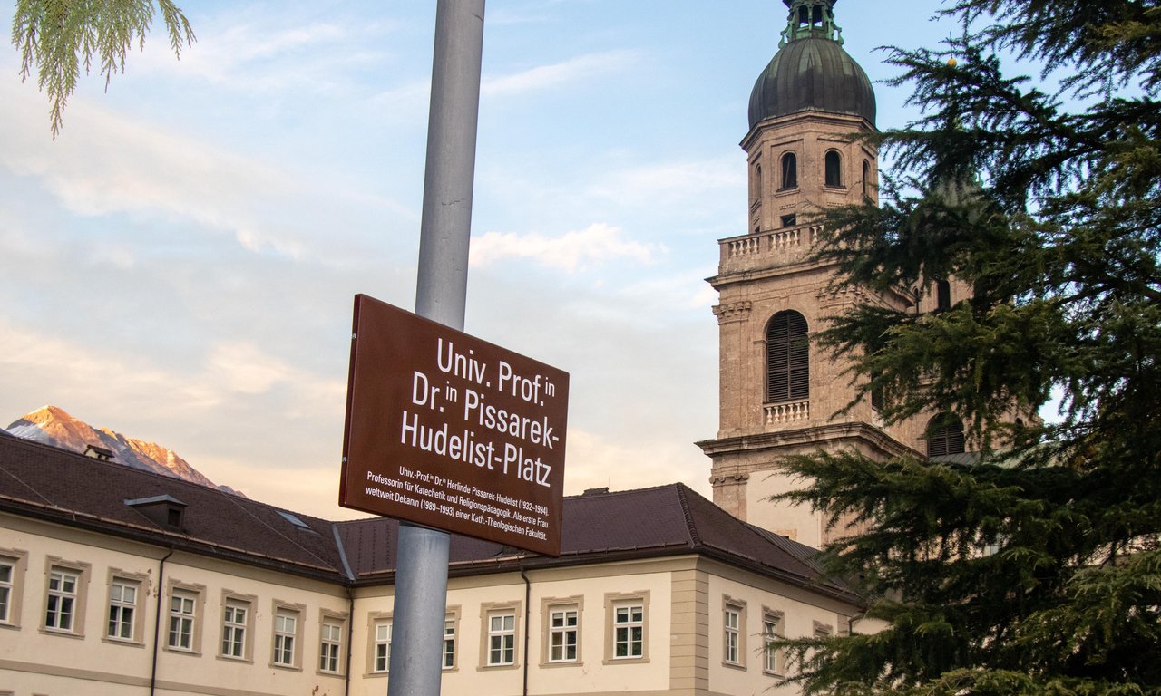 Straßenschild, im Hintergrund ein Kirchturm
