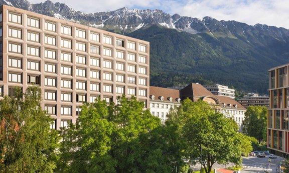 Blick Agnes-Heller-Haus und Hauptgebäude