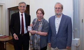 v.l.: Rektor Tilmann Märk, Beatrix Grubeck-Loebenstein und Laudator Pidder Jansen-Dürr
